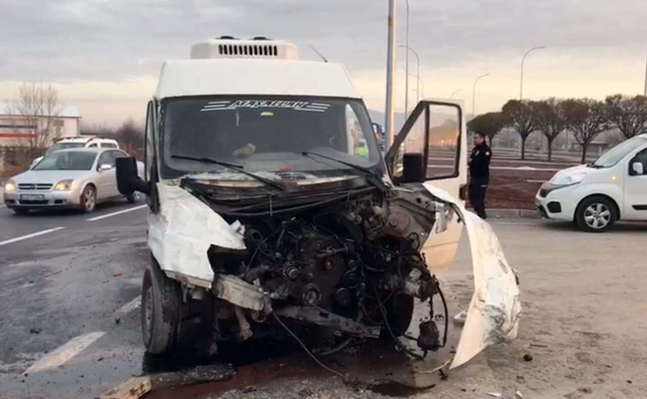 Öğrenci servisi kamyonetle çarpıştı, 17 yaralı var! Kaza sonrası can pazarı 13
